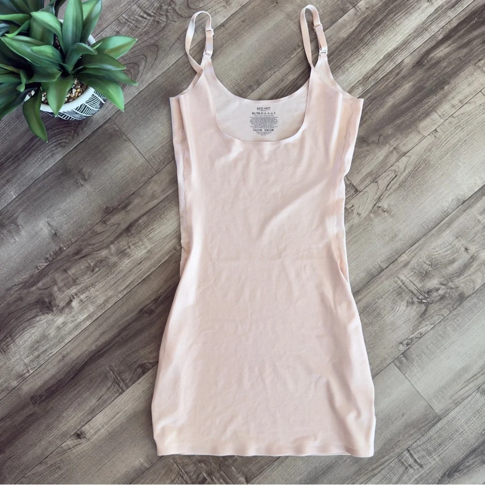 Red Hot by Spanx Lux & Lean Scalloped open-bust full slip nude size XL